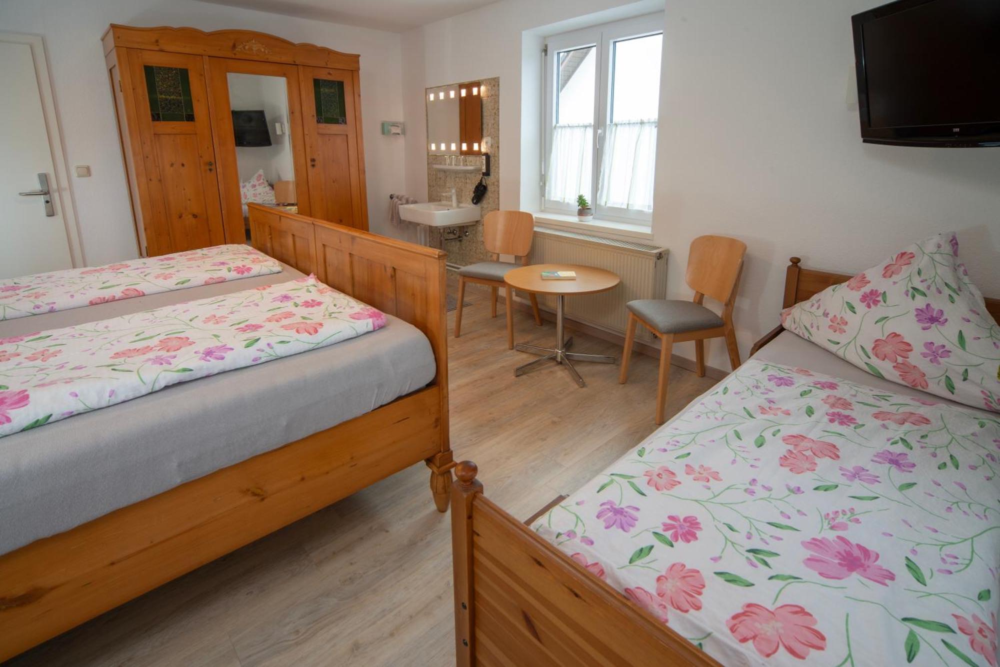 Dreibettzimmer mit Bad